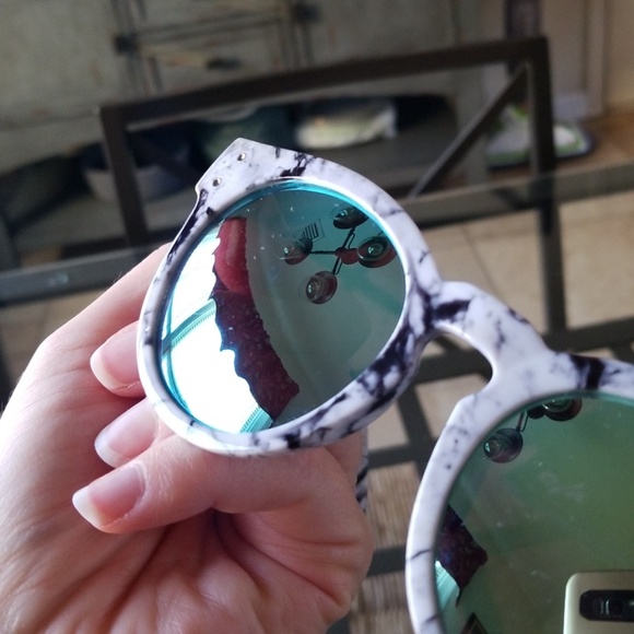 Sunglasses - Picture 3 of 4